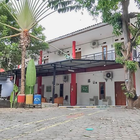 Rumah Panggung Guest House Syariah Mitra Reddoorz Cirebon Exterior foto